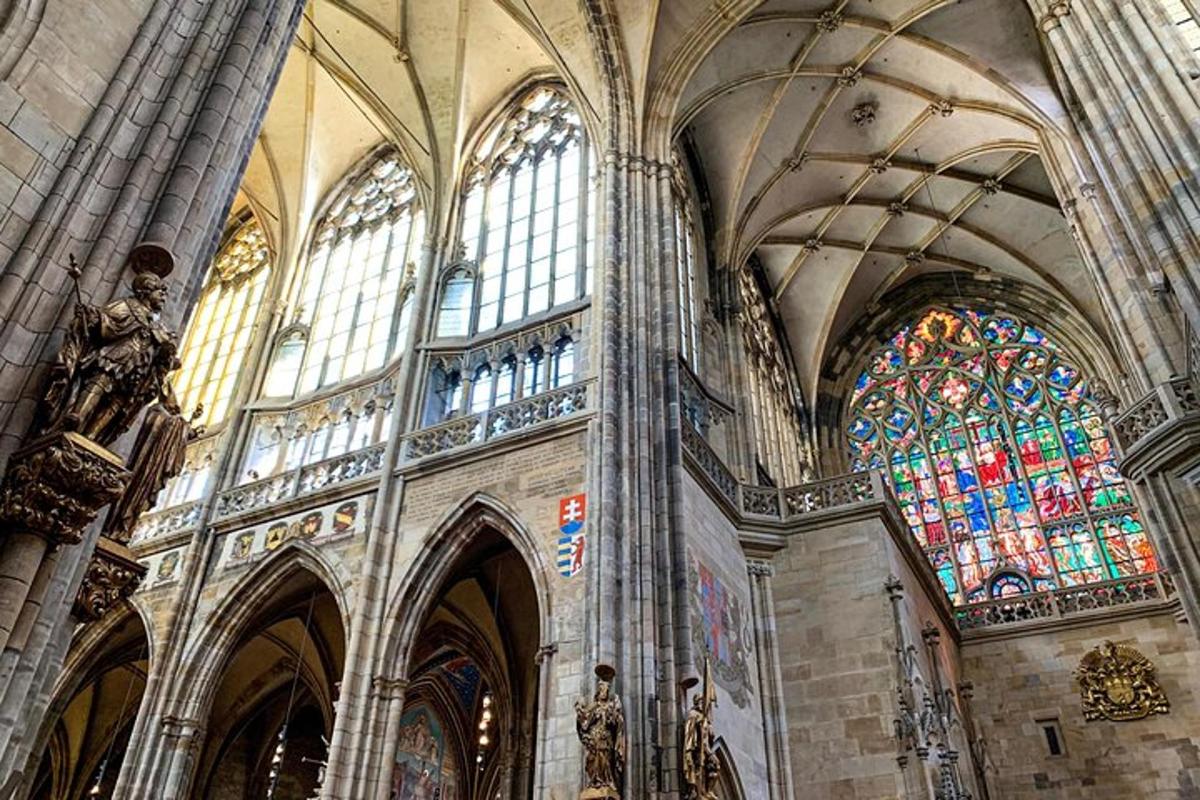 una grande cattedrale con vetrate colorate al suo interno