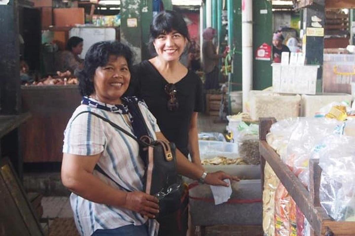 una dona dreta al costat d'un home en un mercat