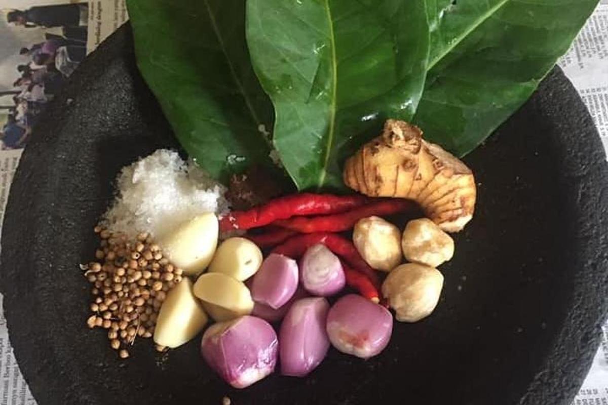 un mucchio di verdure su un piatto nero