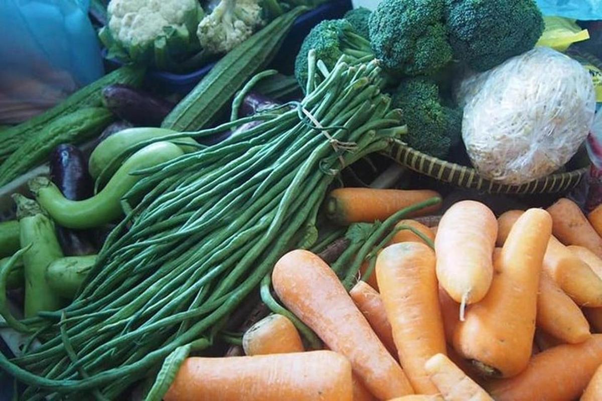 un mucchio di carote, broccoli e altre verdure