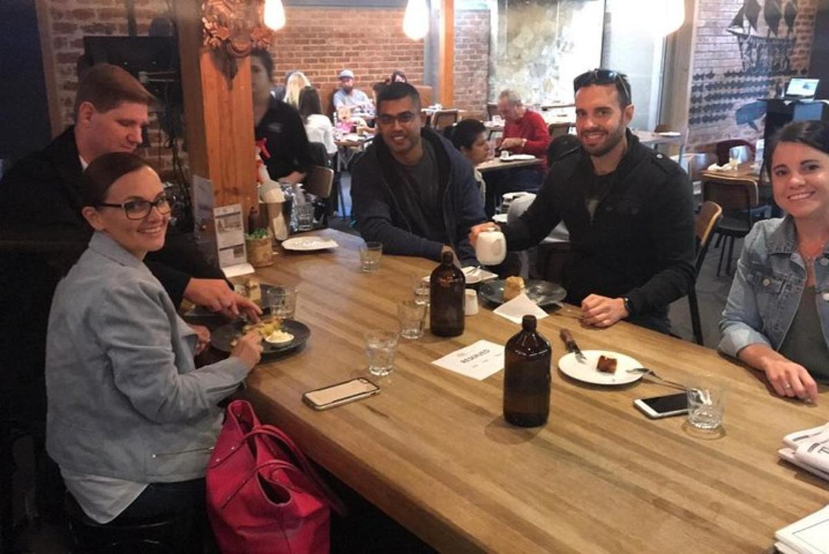 en gruppe mennesker som sitter rundt et bord på en restaurant