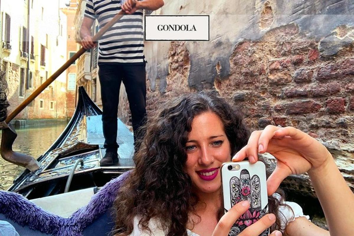 ženska fotografira na gondoli
