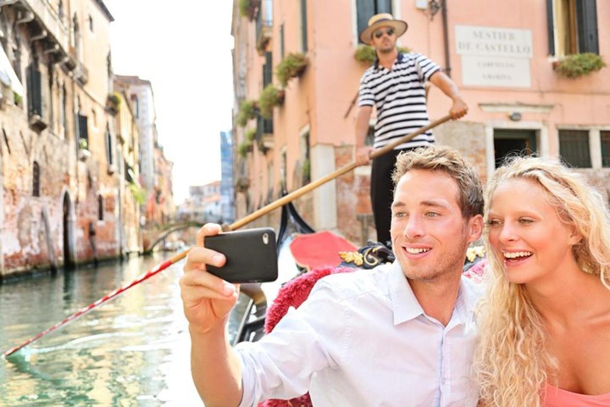 seorang pria mengambil gambar seorang wanita di atas gondola