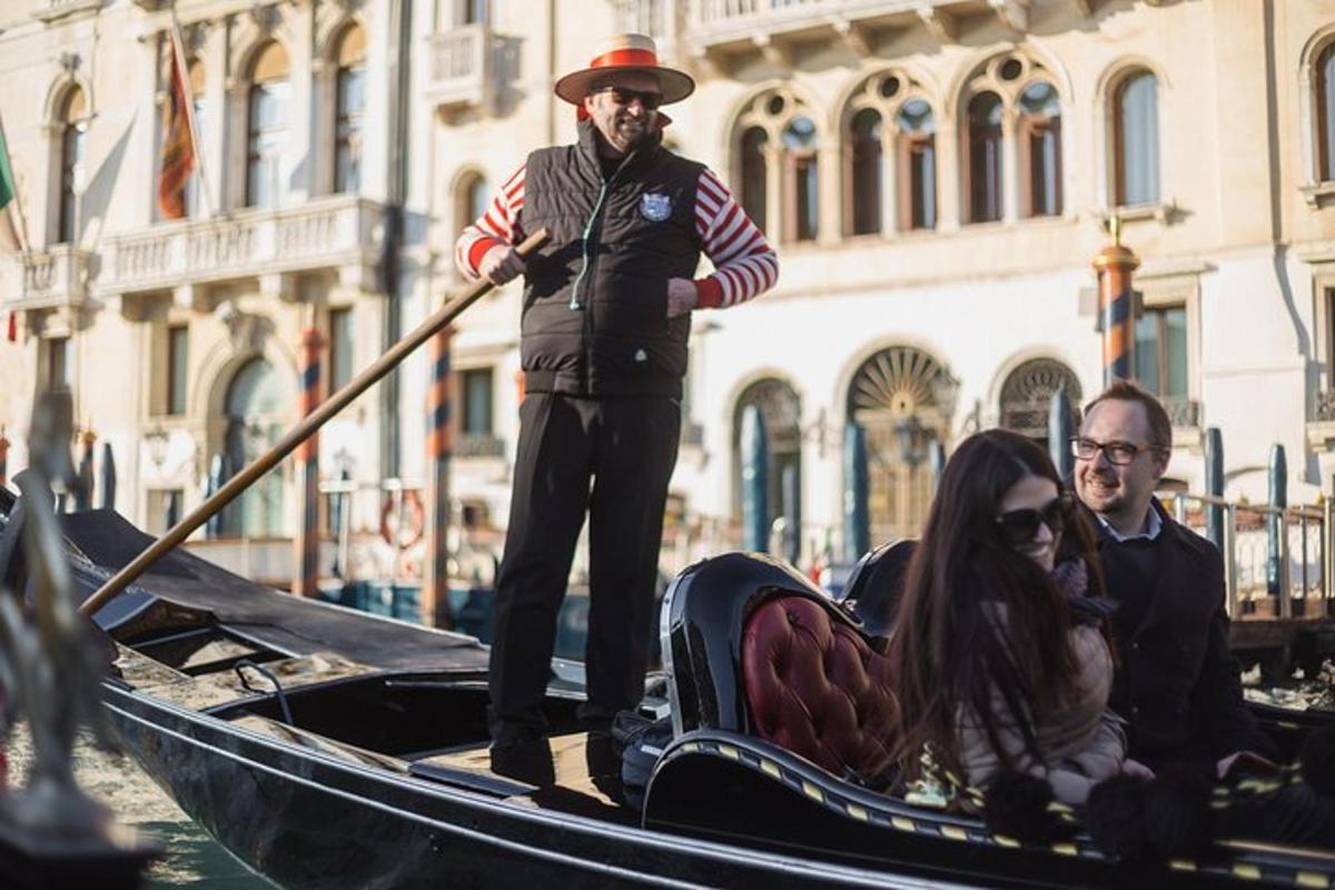 một người đàn ông đứng trên một chiếc thuyền gondola