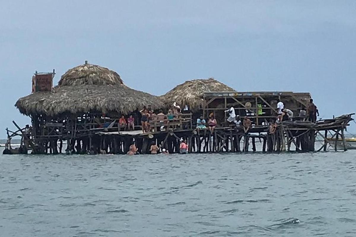 un molo con persone in acqua