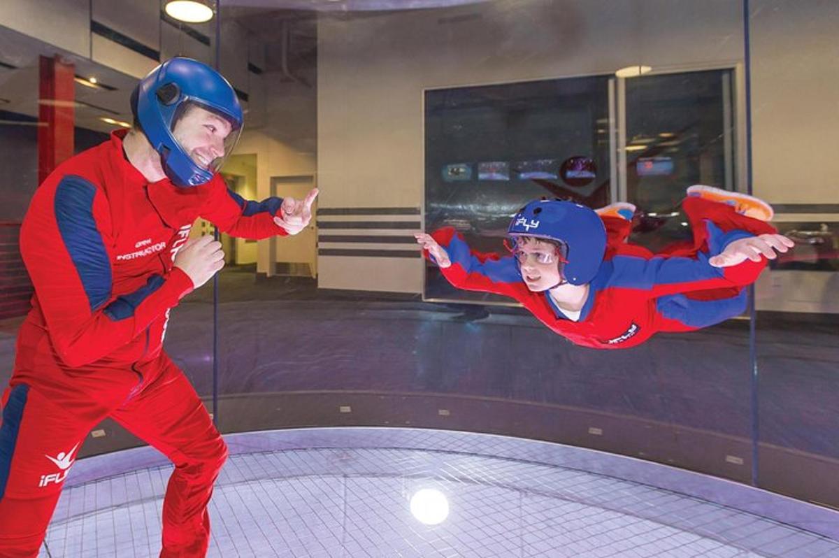 un uomo e un ragazzino vestiti di rosso saltano su un trampolino