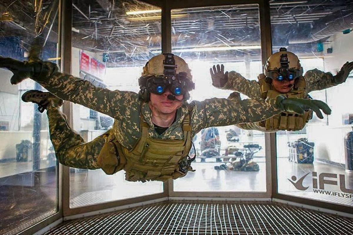 due soldati in uniforme sono in una vetrina