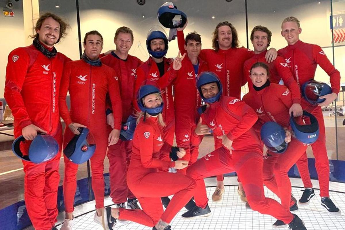 un gruppo di persone in abiti rossi che posano per una foto