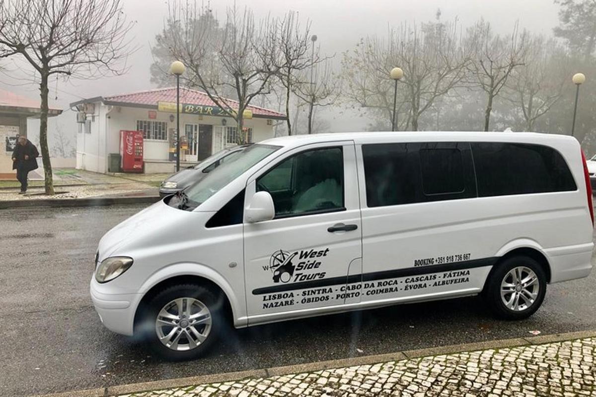 một chiếc xe tải màu trắng đỗ trong bãi đậu xe