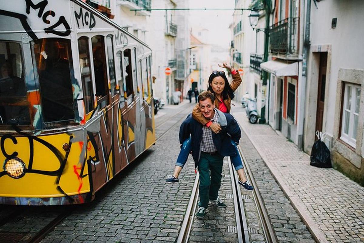 ein Mann und eine Frau gehen neben einem Trolley eine Straße entlang