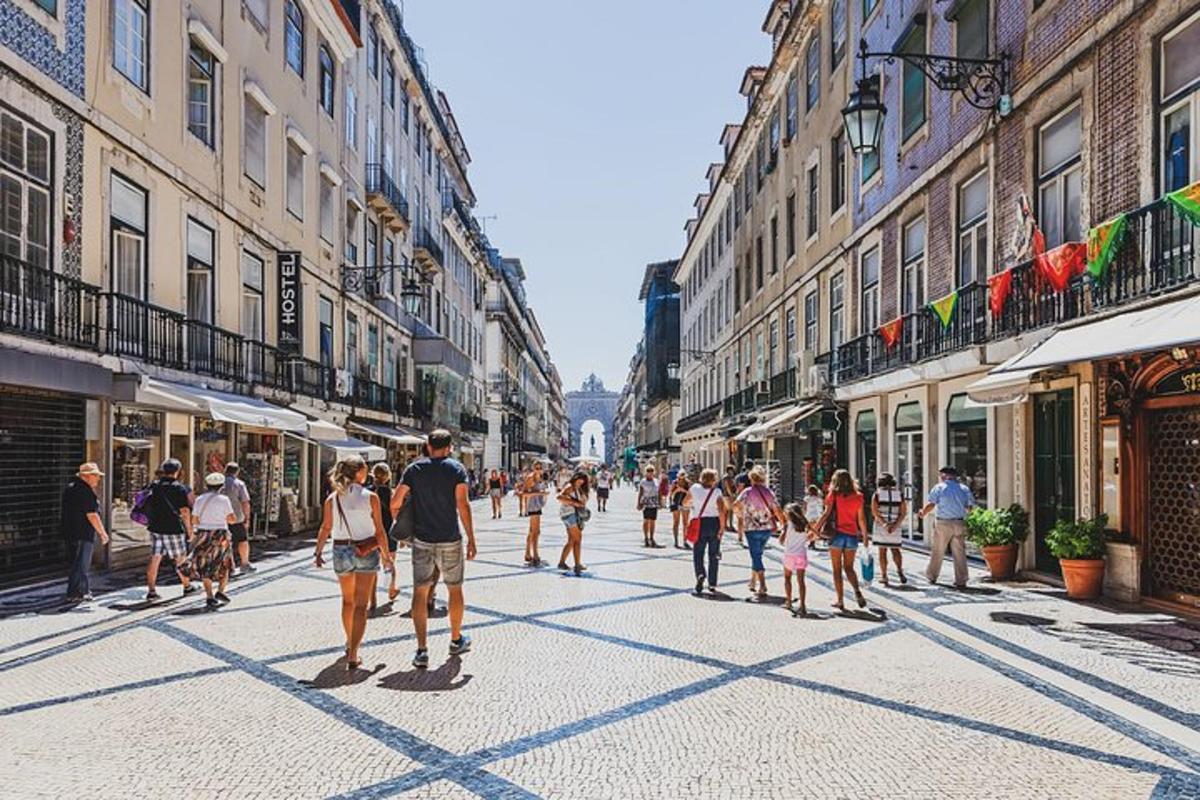 eine Gruppe von Menschen, die eine Stadtstraße entlanggehen