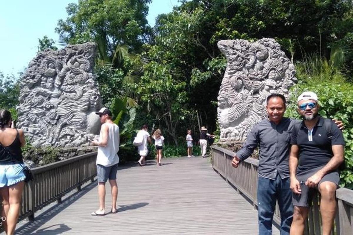 eine Gruppe von Menschen steht auf einer Brücke