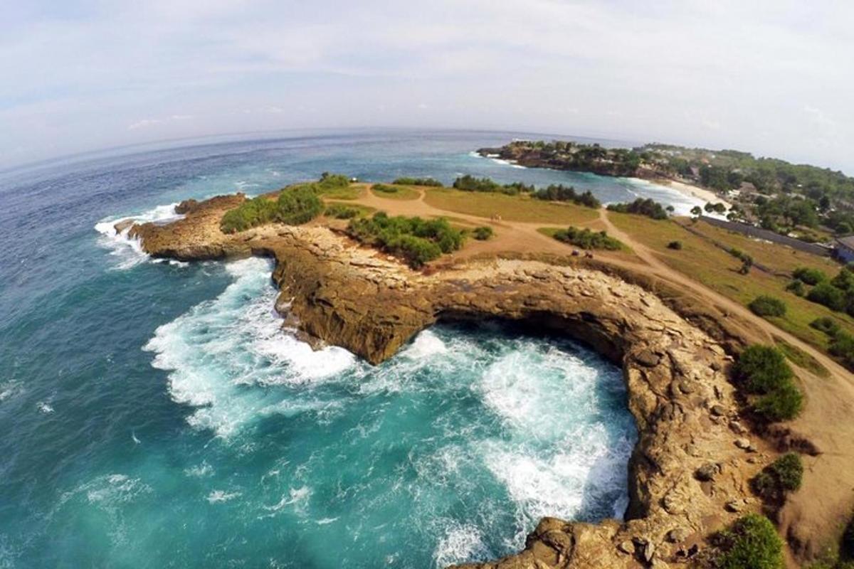 pemandangan udara pulau di lautan