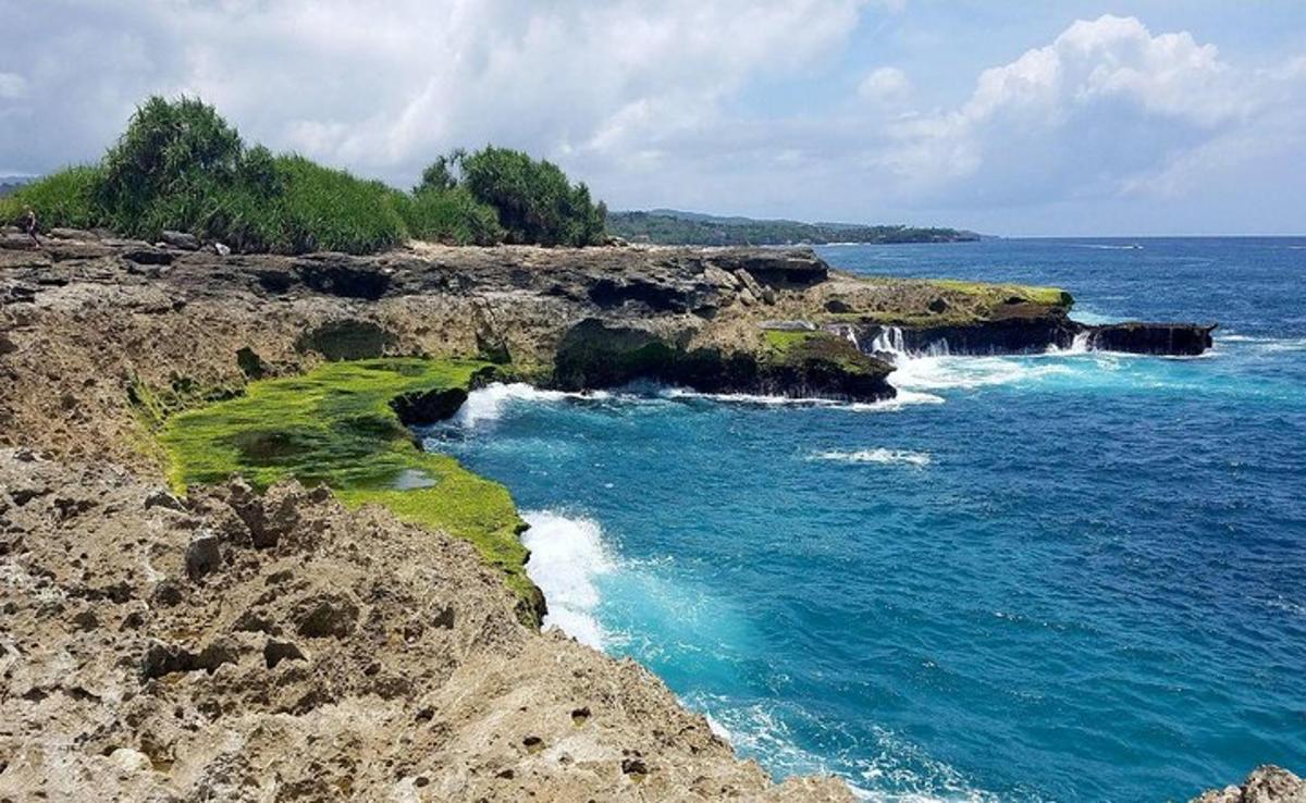 sebuah pulau di tengah lautan