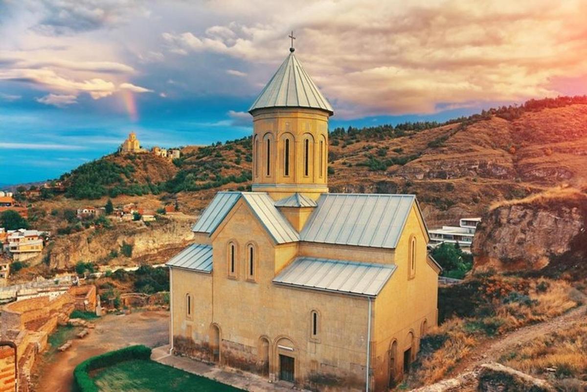 sebuah gereja dengan menara di atas bukit
