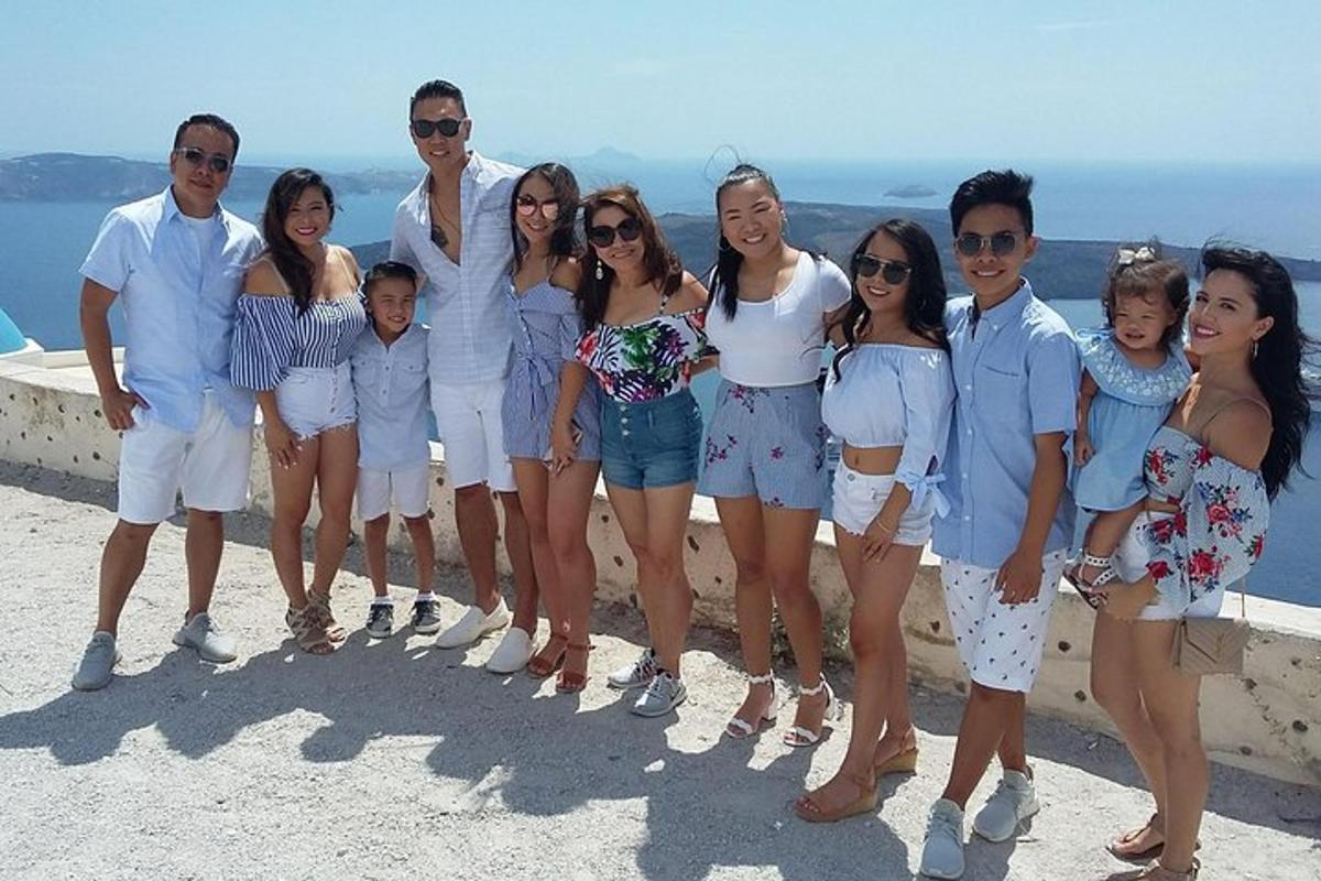 un grup de persones posant per a una foto a la paret