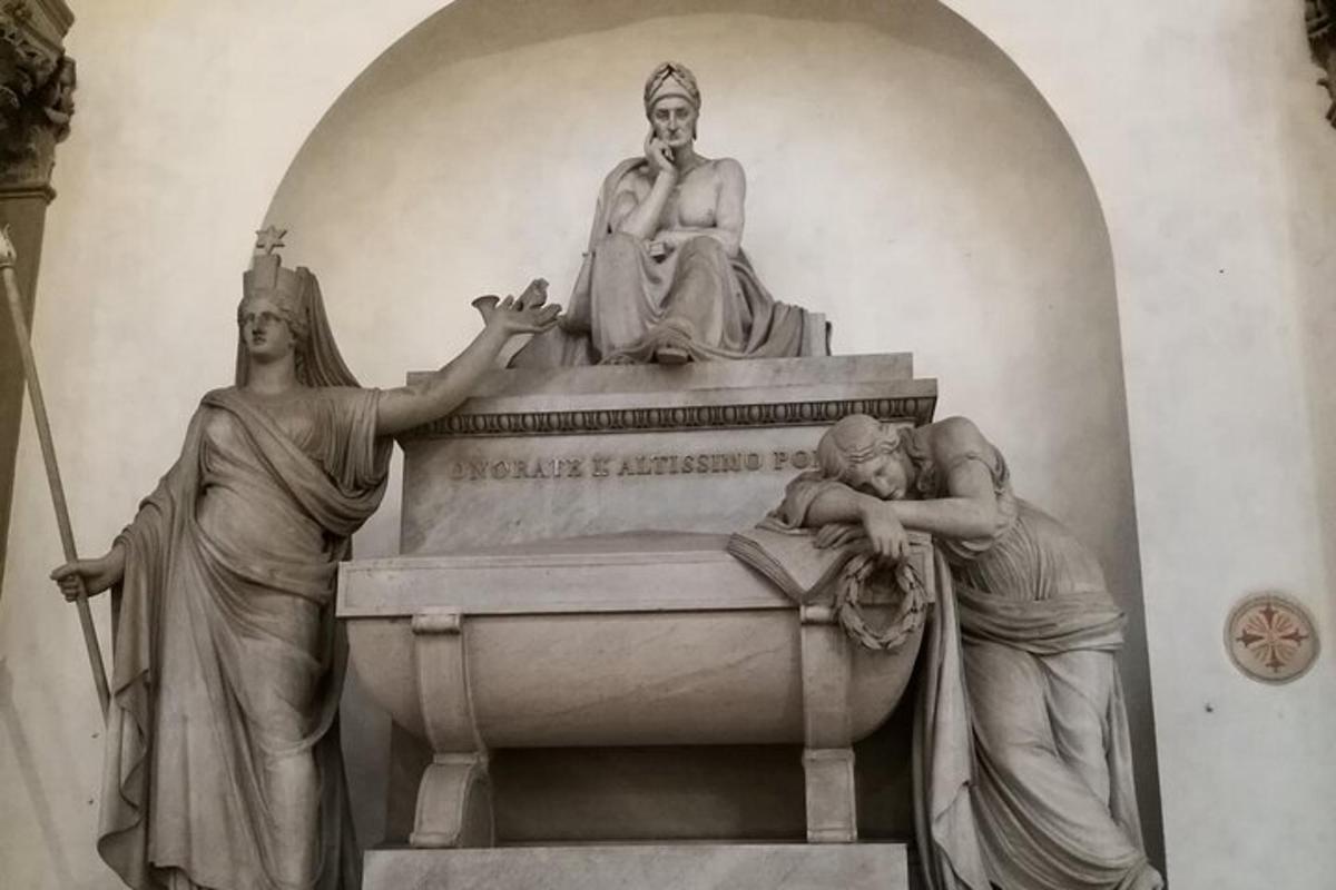 statua kobiety siedzącej na szczycie posągu
