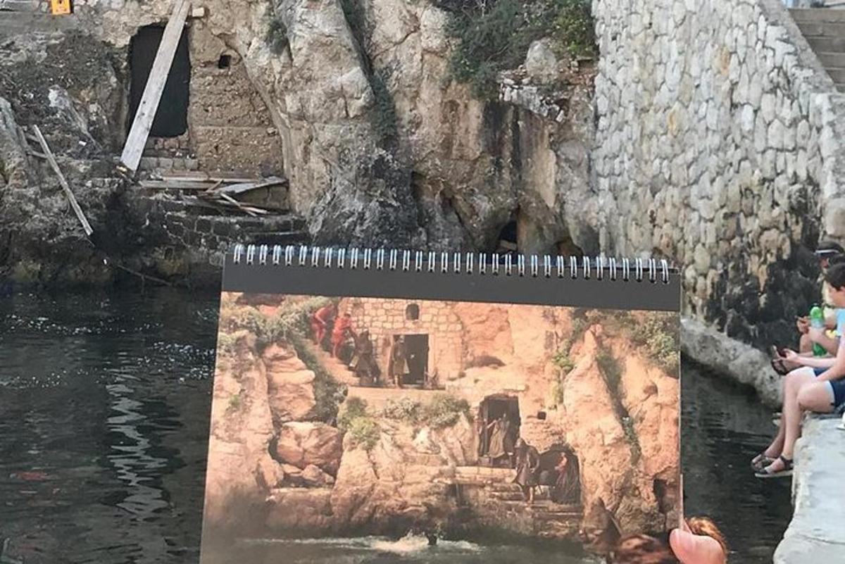 ein Bild eines Gemäldes eines Gebäudes neben einem Fluss