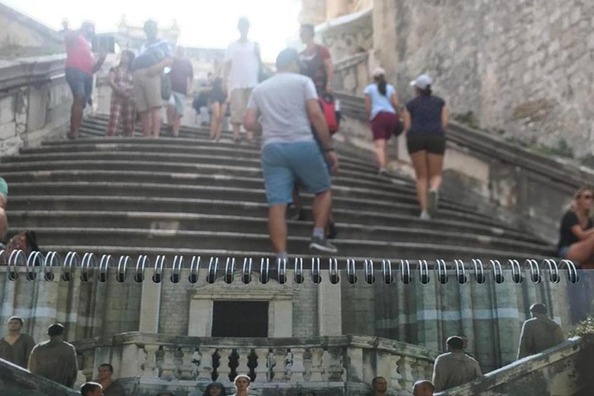 eine Gruppe von Menschen, die eine Treppe hinaufgehen