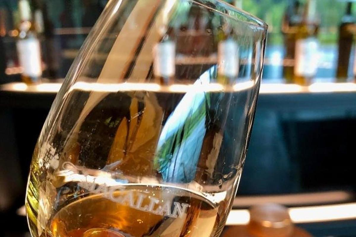 桌上放着一杯酒