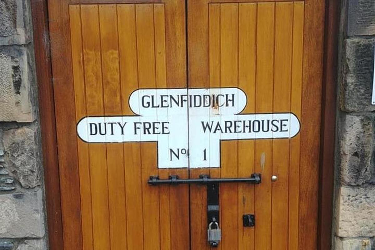 uma porta de madeira com duas placas de rua