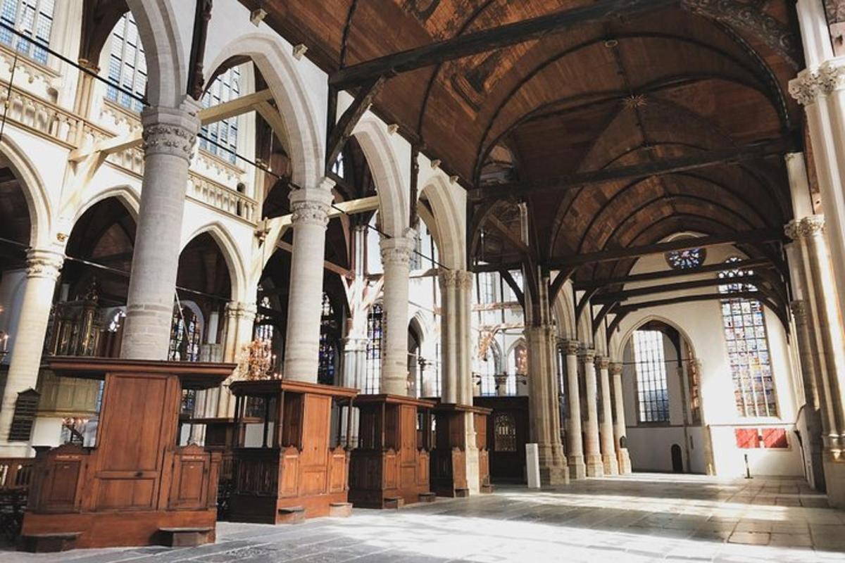 un gran edifici amb sostres voltats i una gran sala
