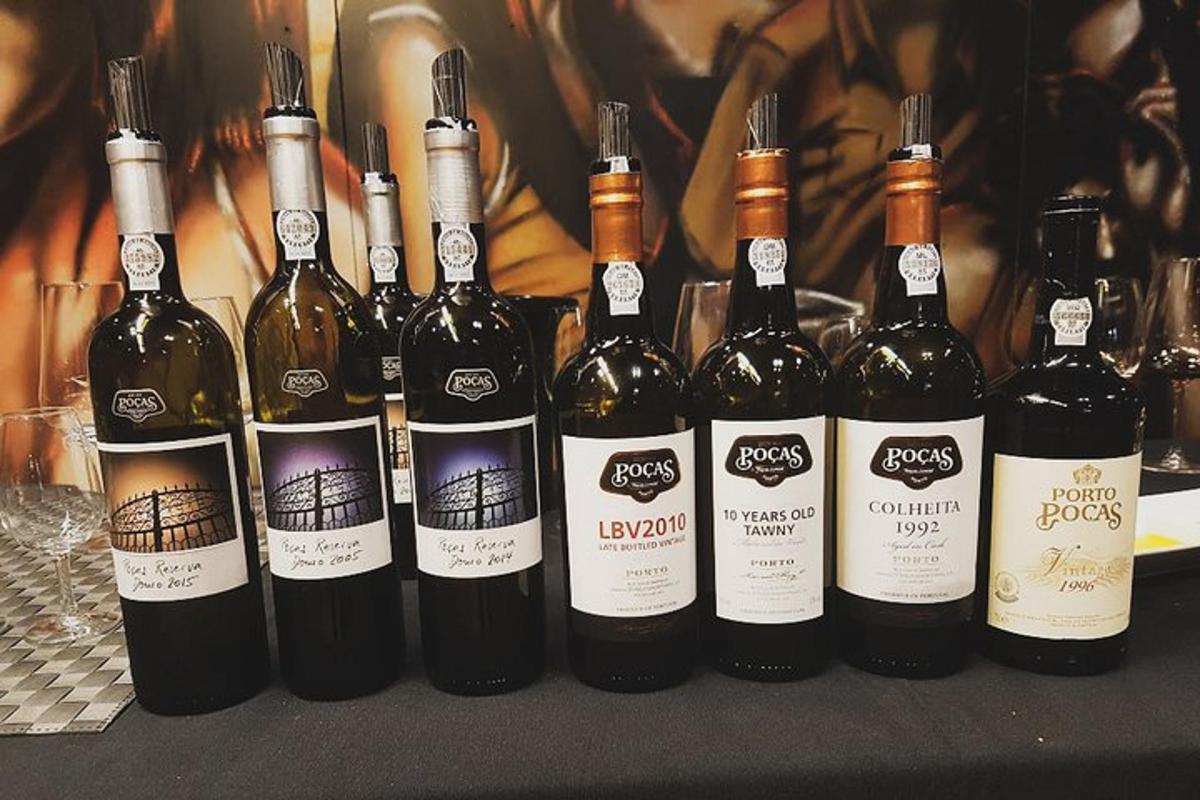 un gruppo di bottiglie di vino appoggiate su un tavolo