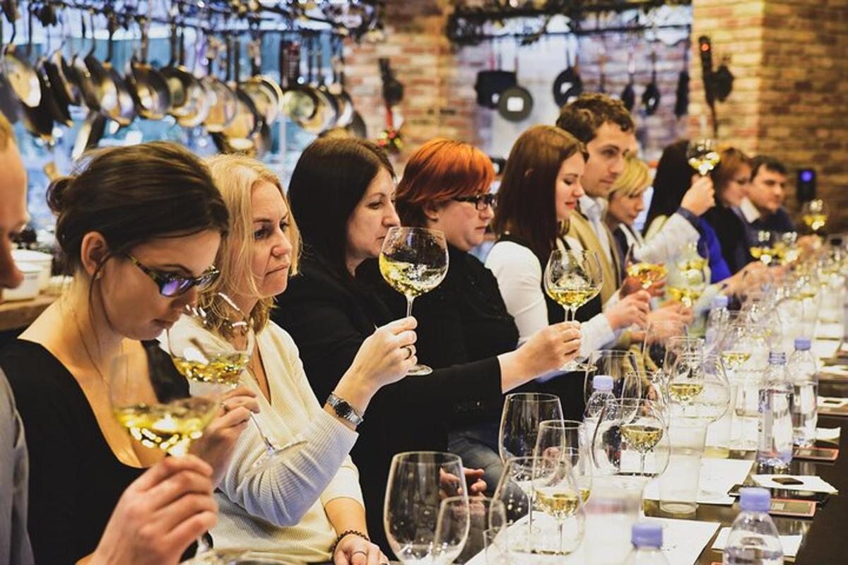 um grupo de pessoas sentadas à mesa segurando taças de vinho