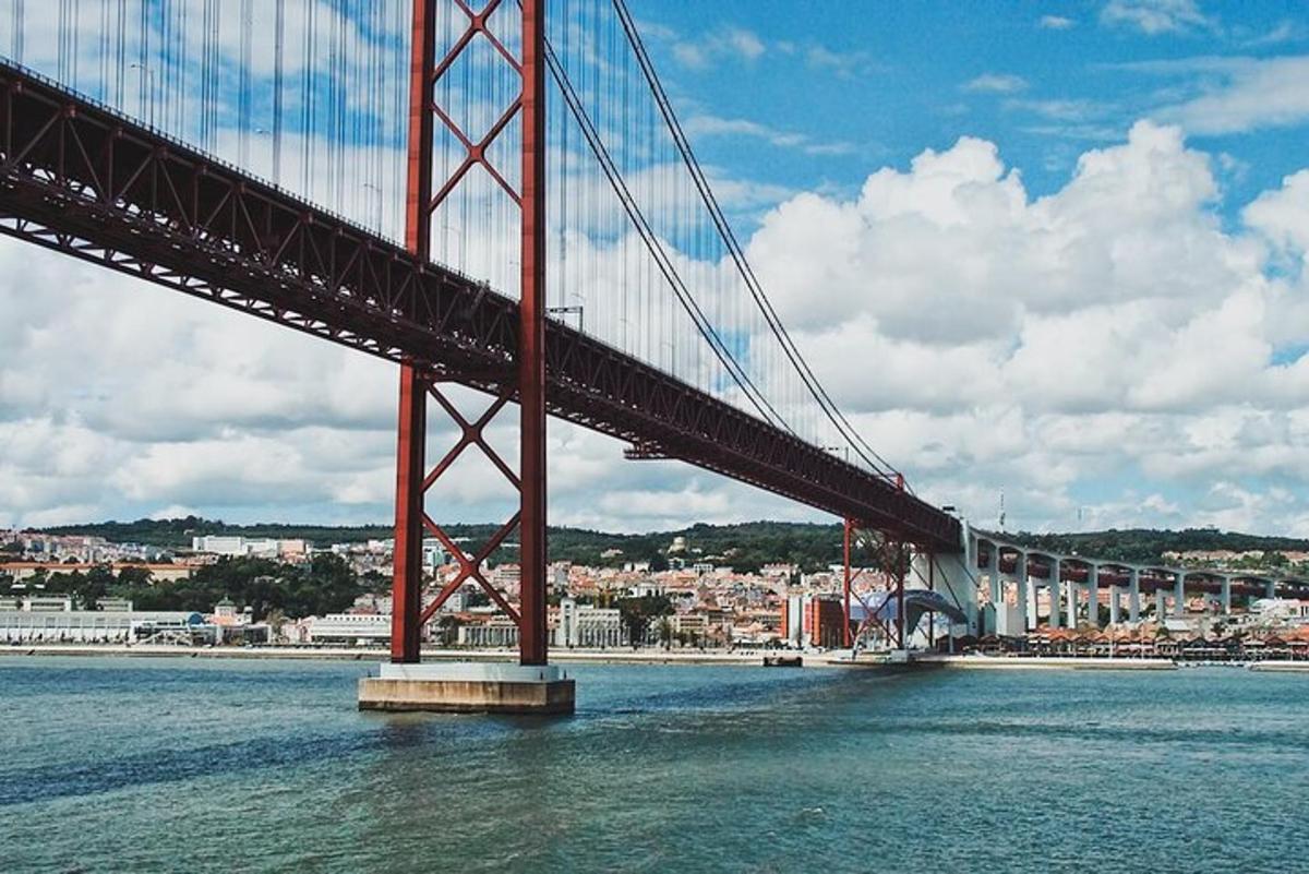 un ponte sull'acqua con una città sullo sfondo