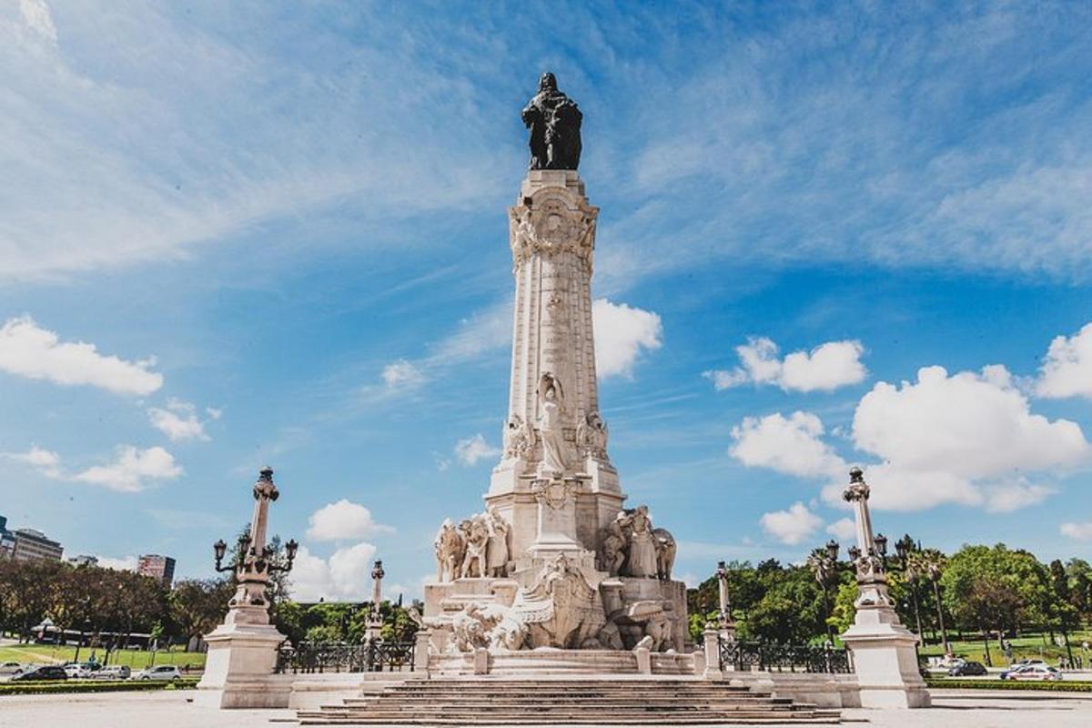 una statua di un uomo in cima a un monumento
