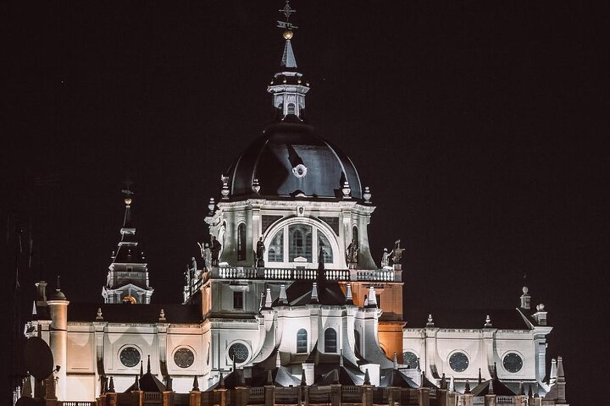 un gran edificio blanco con techo negro