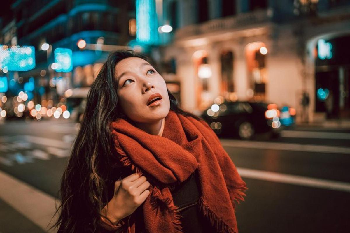 Una mujer que lleva una bufanda en una calle de la ciudad.