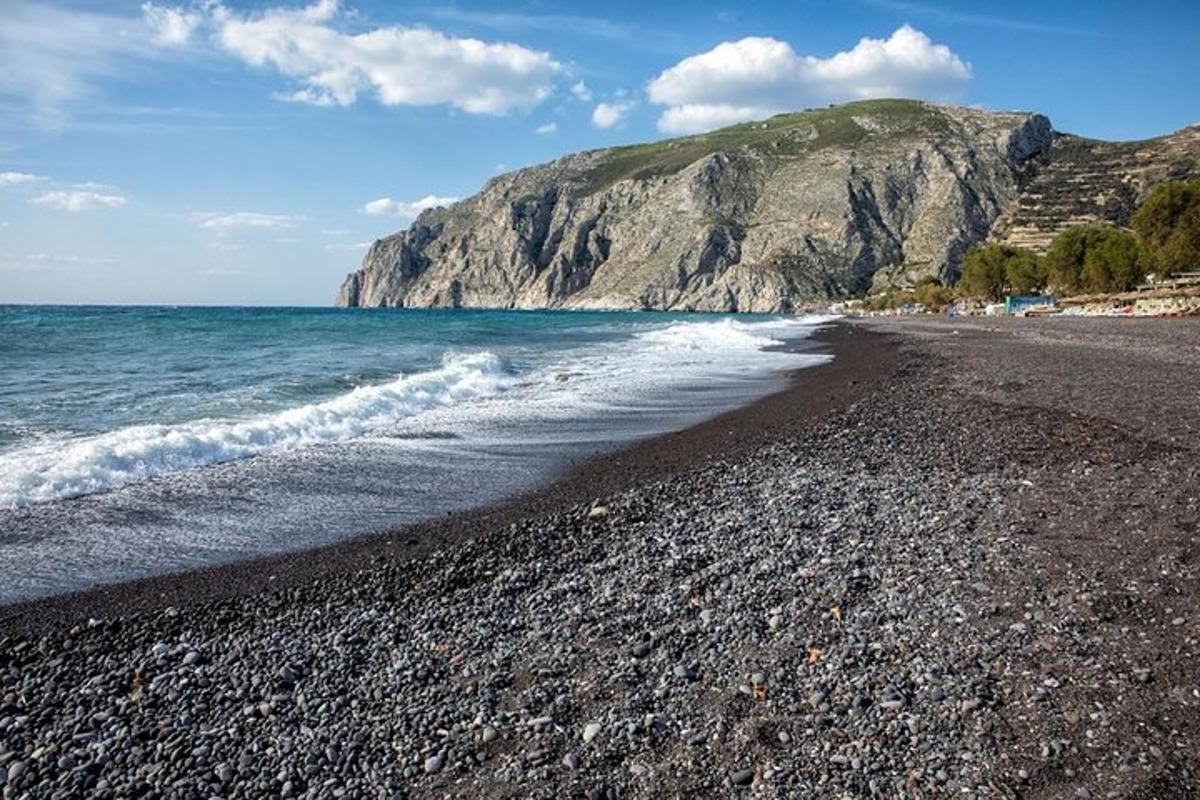 μια παραλία με βραχώδη ακτή και τον ωκεανό