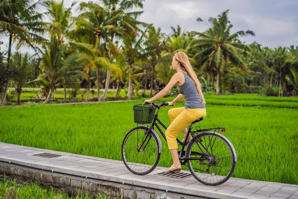 una donna che va in bicicletta su un marciapiede