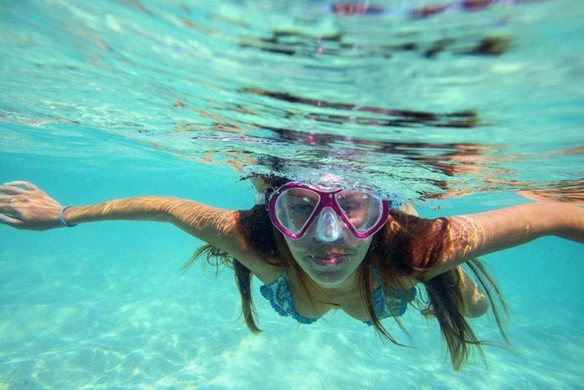 Μια γυναίκα στο νερό φορώντας μάσκα και γυαλιά