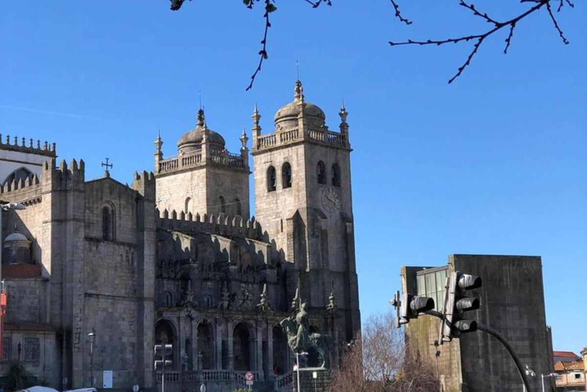 um prédio antigo com duas torres em uma rua