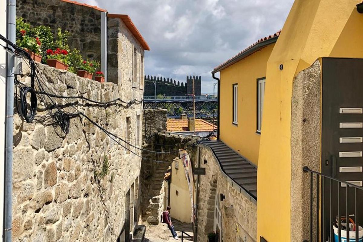 um beco com prédios e escadas em uma cidade