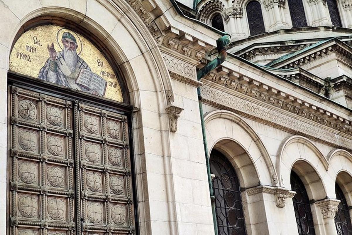 o clădire cu o pictură murală pe lateral