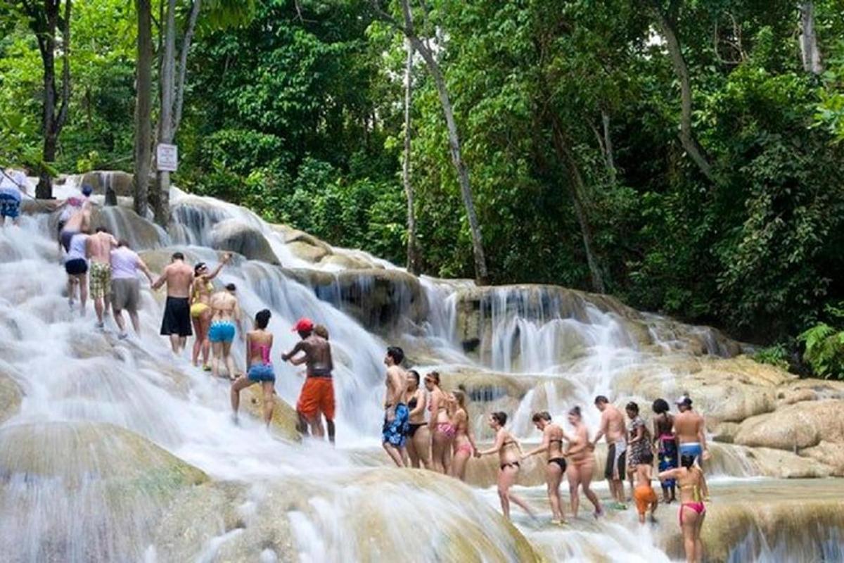 Un grupo de personas en el agua en una cascada.