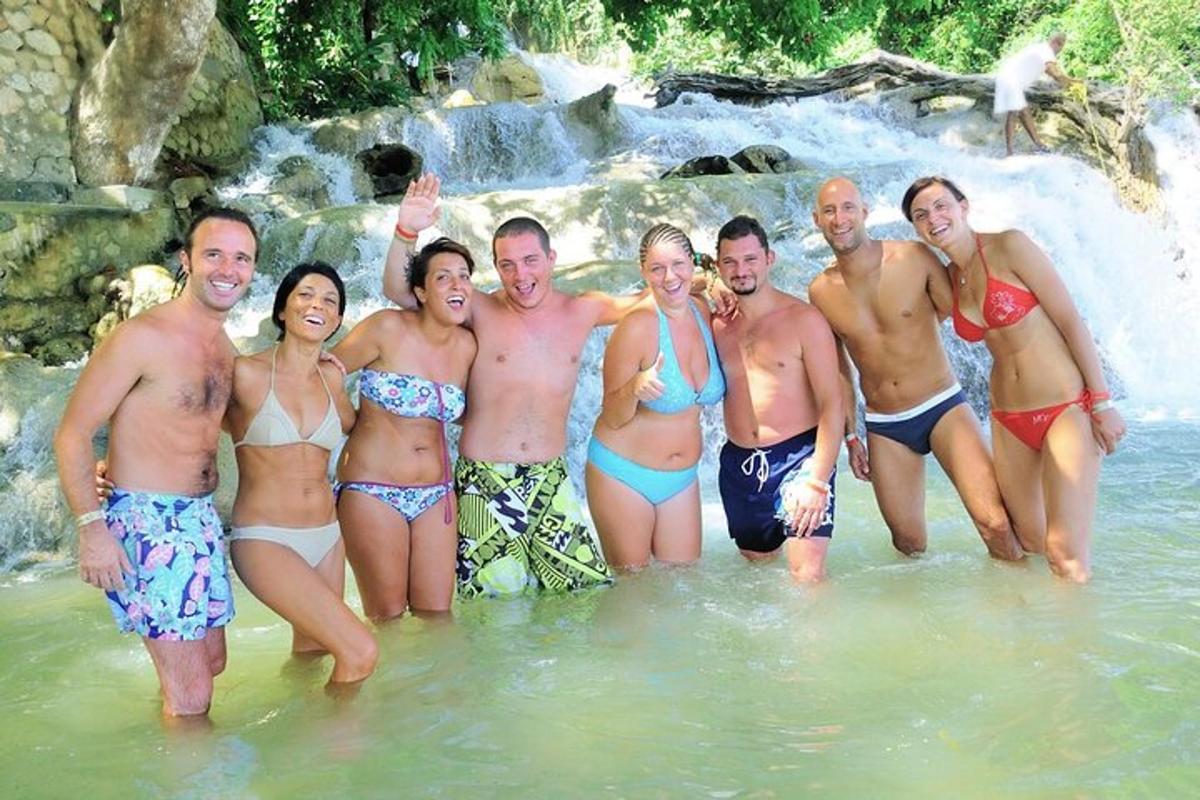 Un grupo de personas de pie en el agua