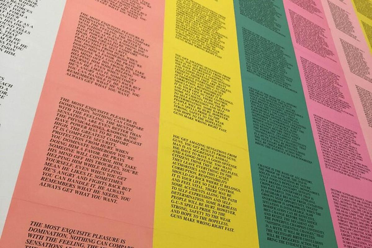 uma pilha de papel de cores diferentes