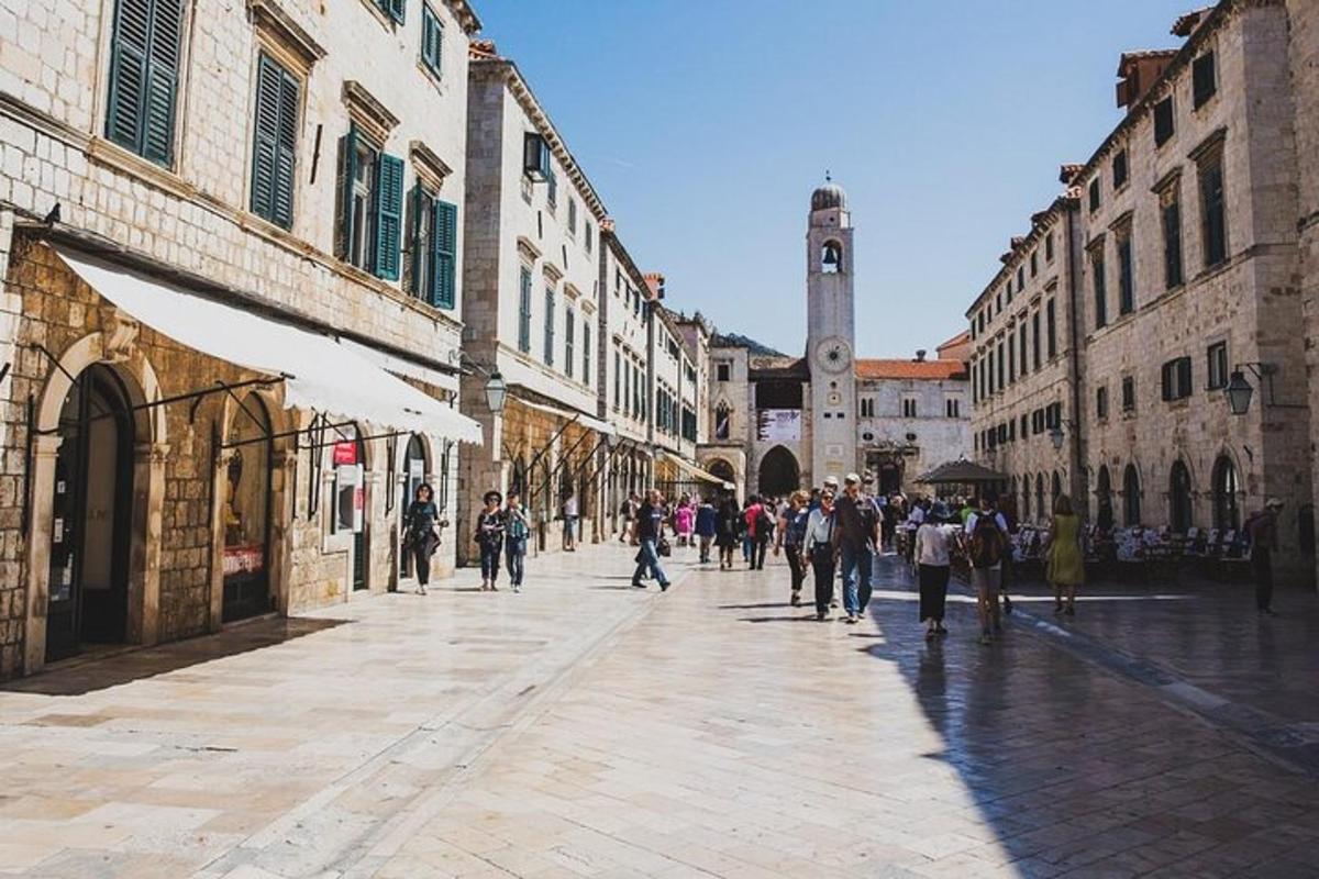 μια ομάδα ανθρώπων που περπατούν σε έναν δρόμο της πόλης