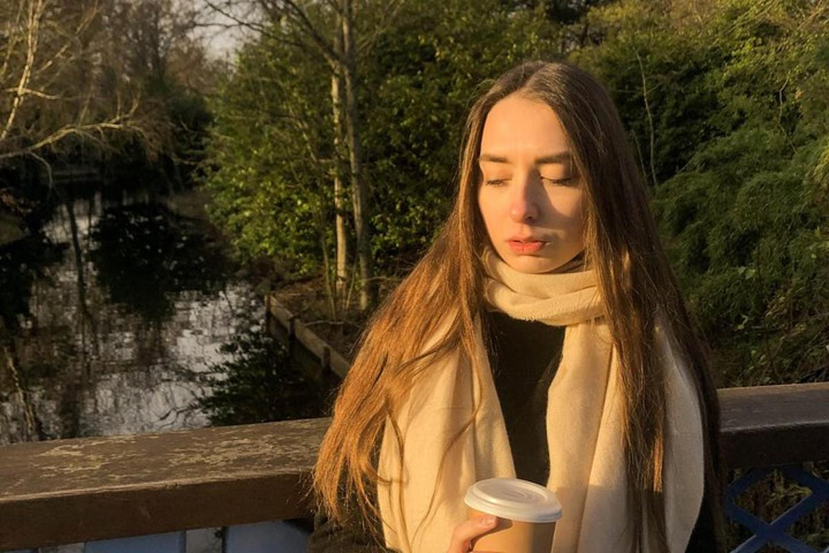 una dona sosté una tassa de cafè