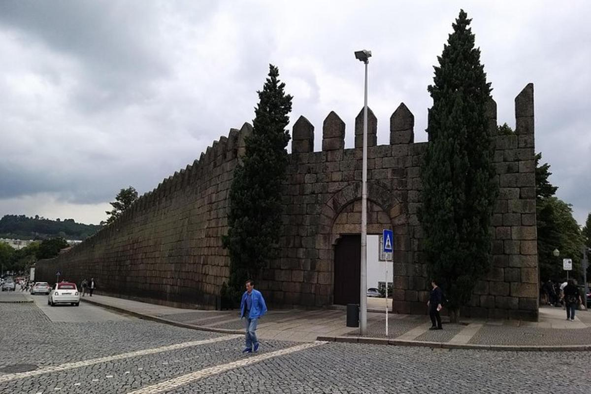 un home dret davant d'una paret de maons