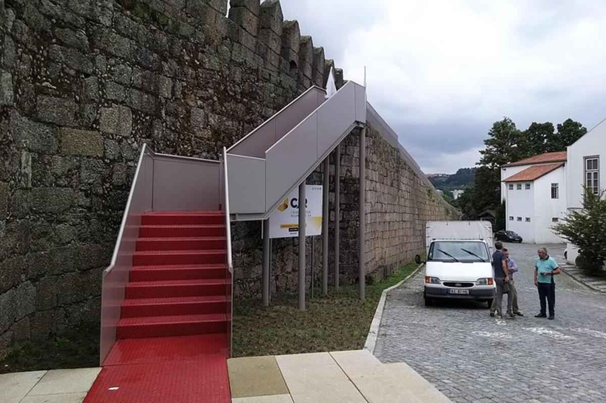 un edifici amb una escala vermella al costat d'una paret