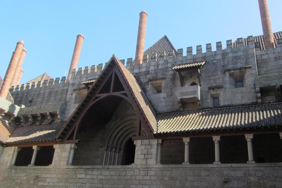 un vecchio castello con due torri in cima