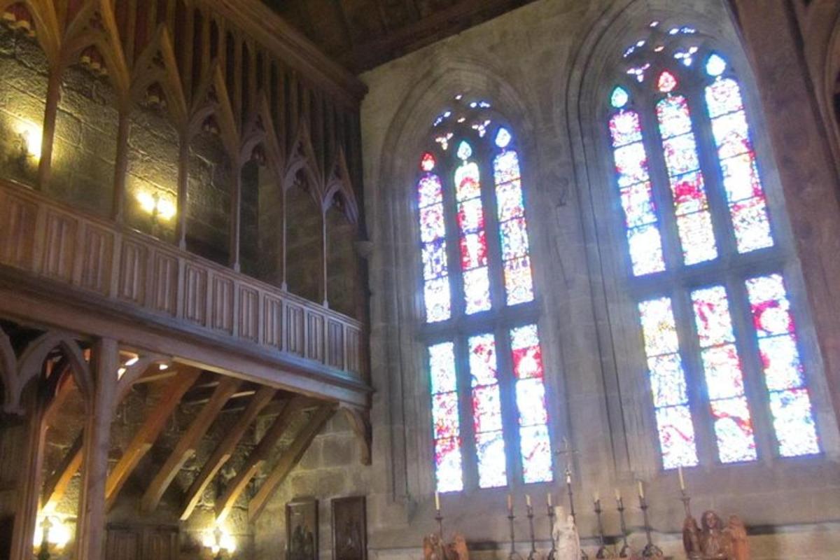dos grans vitralls d'una església
