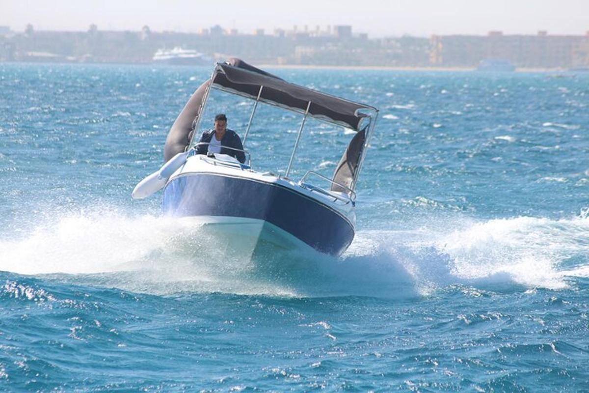 seorang pria di dalam perahu di dalam air