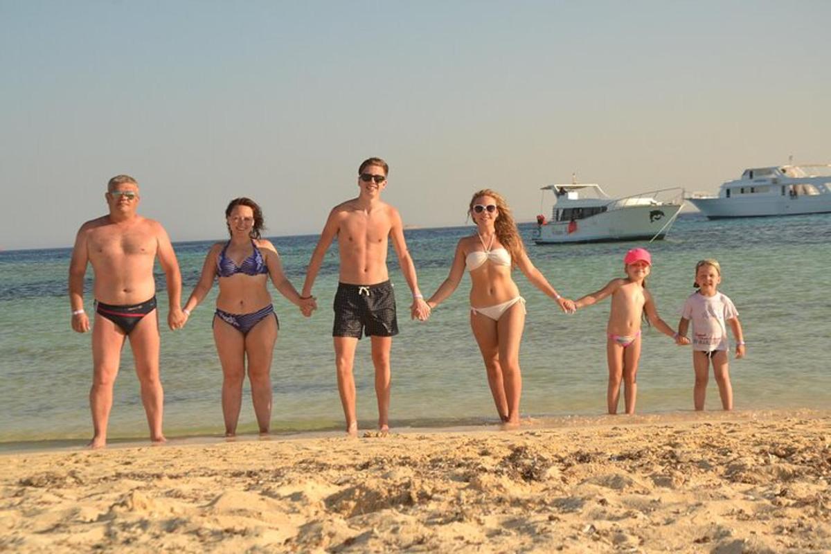 un gruppo di persone in piedi sulla spiaggia