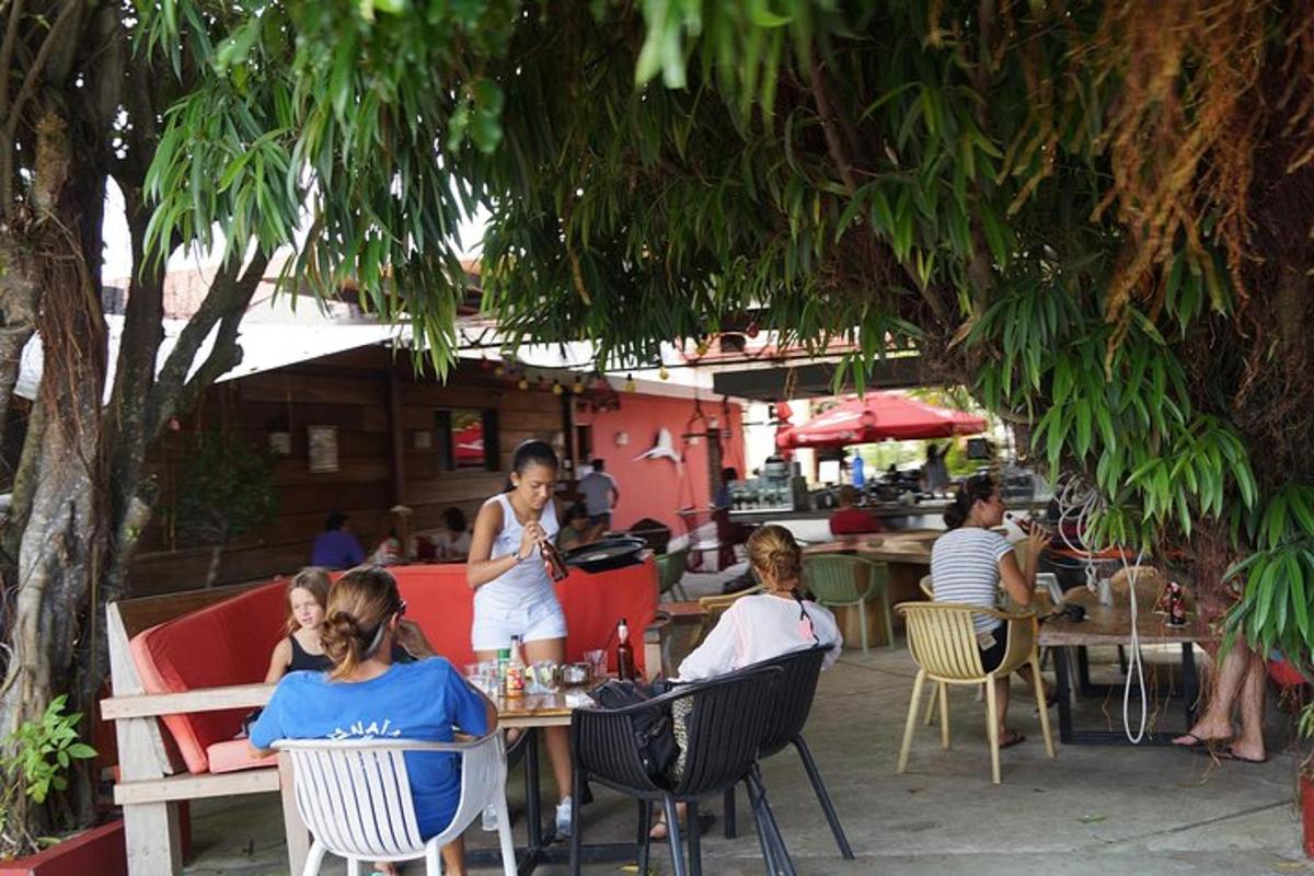 sekumpulan orang yang duduk di restoran luar